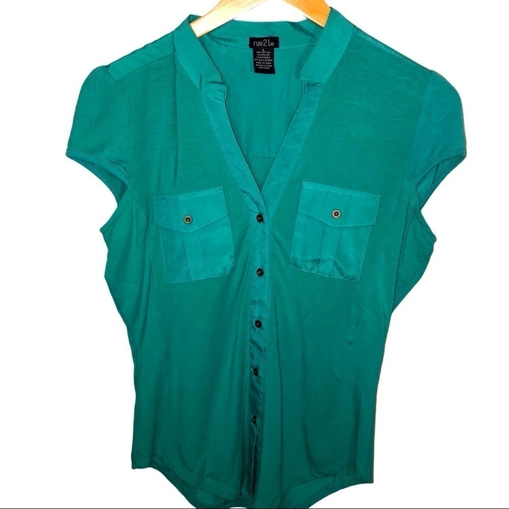 3/$25 🍄 Rue21 Green V-neck Capped Sleeve Summer Shirt Size Large
